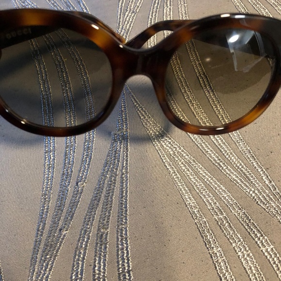 Gucci Brown Tortoise Sunglasses with Stars on Arms - Picture 4 of 9